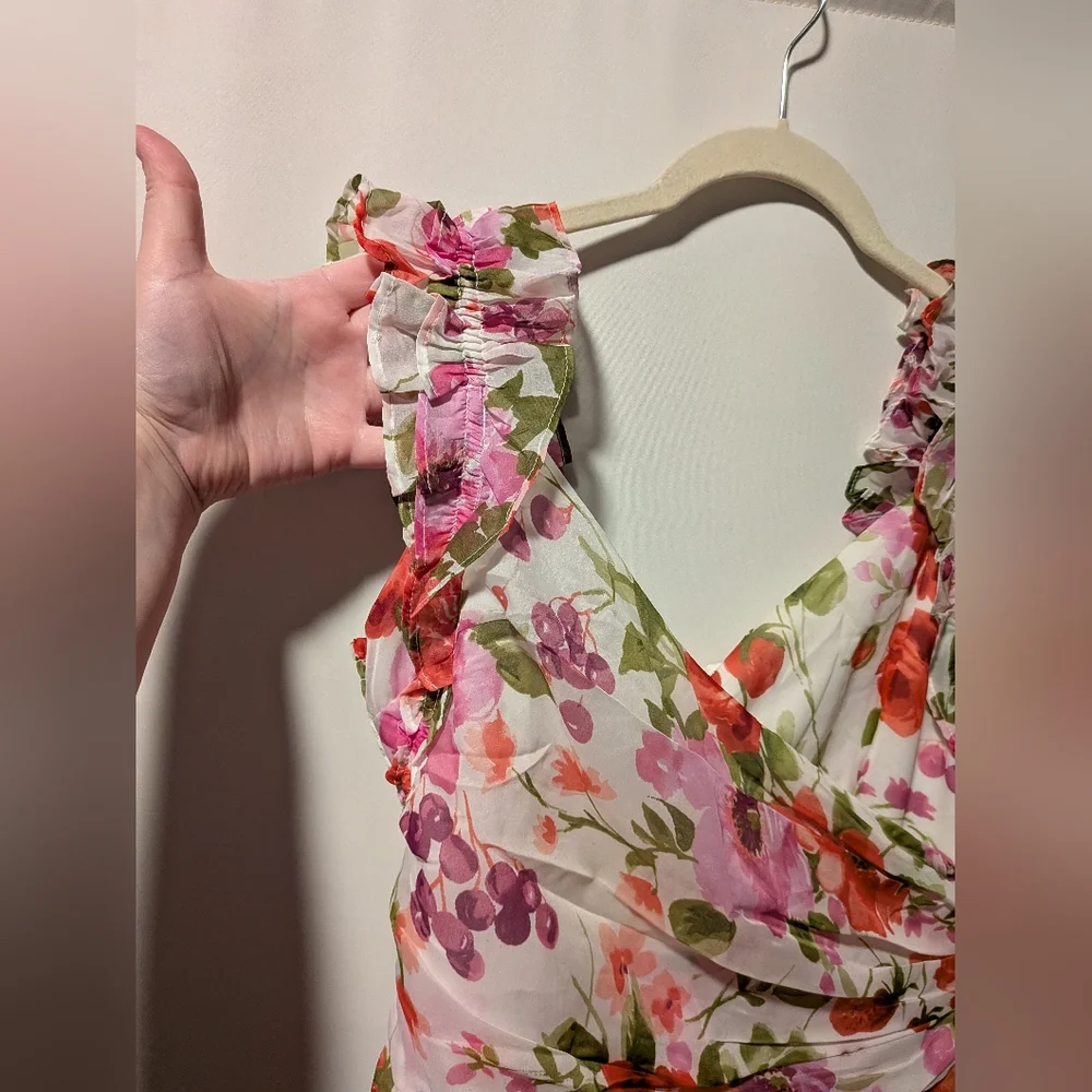NWT Abercrombie & Fitch White Floral Strawberry Ruffle Flowy Dress Size Medium
